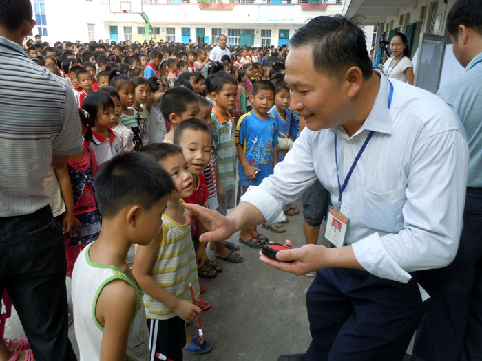 在每年的开笔礼活动中，李盛成校长给一年级的小朋友上第一课。