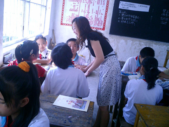中青年骨干教师指导学生合作学习。