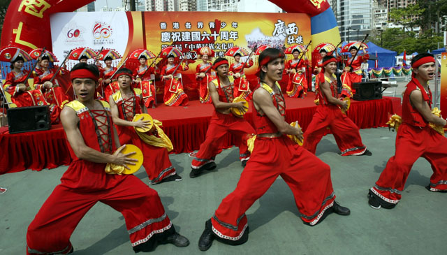 师生代表广西到香港参加“中华民族文化周”系列交流表演活动。