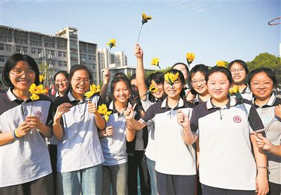 图为江苏省徐州市睢宁高级中学高三学生为自己加油。
