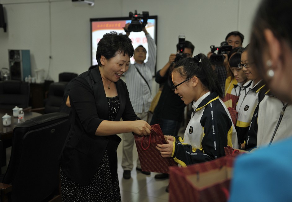 自治区领导祝贺我区中学生在中国汉字听写大会总决赛获佳绩